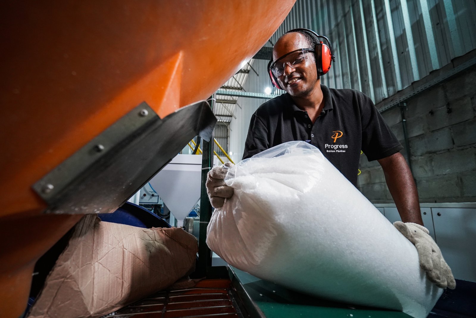 Logistica da Progress - funcionário movimentando caixas de produtos embalados